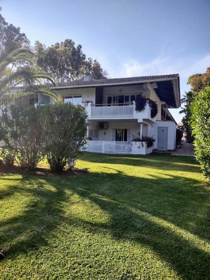 Puerto Banus Near Beachfront, Big Sunny Terrace, Pool, Tennis Court, Parking & Movies Projector Appartement