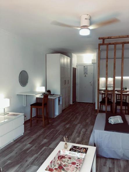 Apartemen Puerto Banus Near Beachfront, Big Sunny Terrace, Pool, Tennis Court, Parking & Movies Projector *